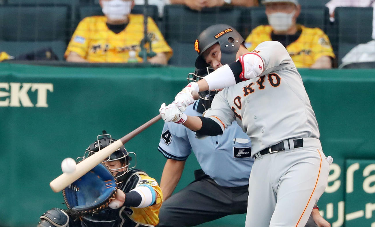 阪神対巨人　1回表巨人2死、坂本勇人は通算3000塁打となる中越え本塁打を放つ（撮影・加藤哉）