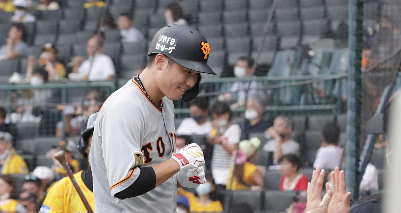阪神対巨人　1回表巨人2死、中越えに先制本塁打を放ち笑顔でベンチに戻る坂本（撮影・河野匠）