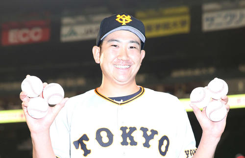 阪神対巨人　阪神を下し、開幕6連勝の菅野は6つのボールを白星に見立てて笑顔を見せる（撮影・河野匠）