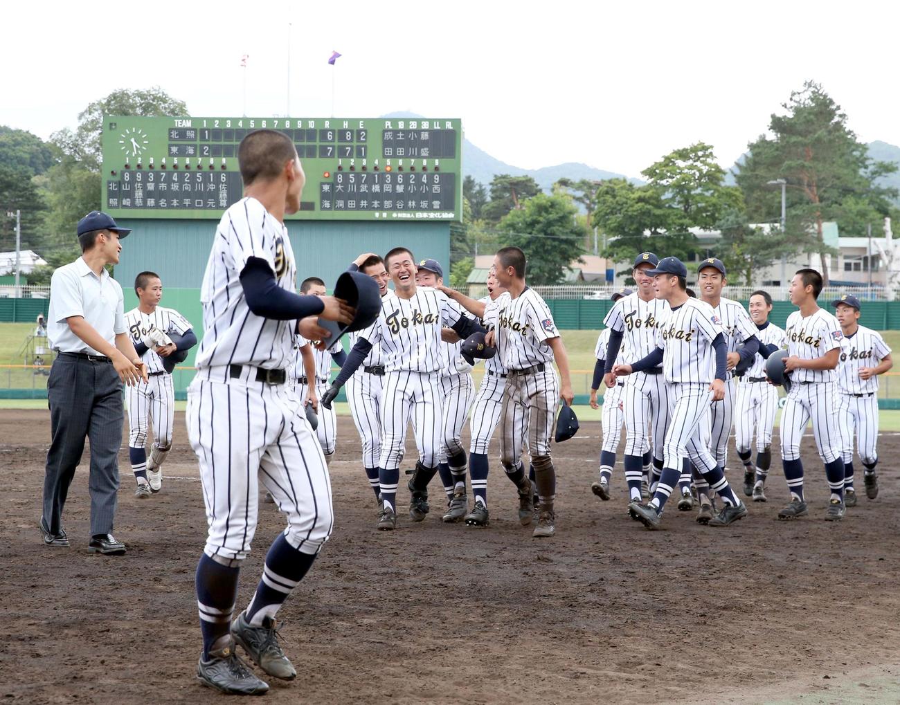 南北海道大会が開幕。逆転サヨナラ勝ちで喜ぶ東海大札幌ナイン（撮影・佐藤翔太）