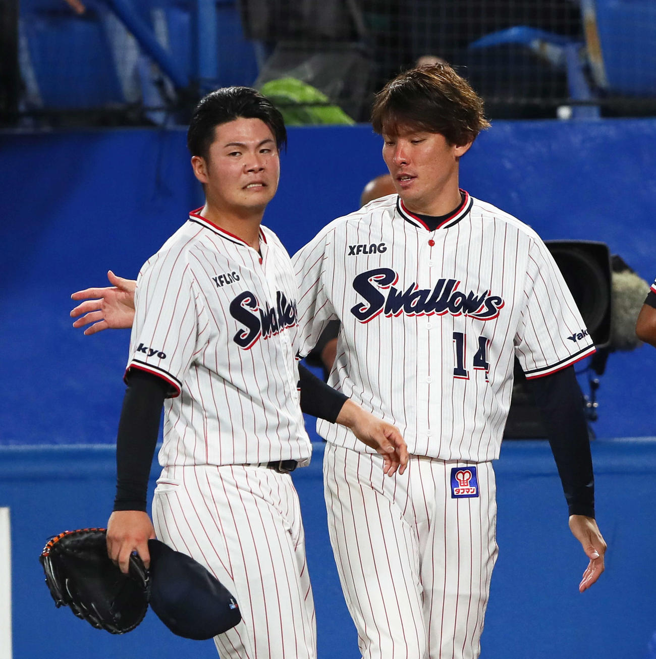 ヤクルト対広島　7回勝ち越しを許したヤクルト清水（左）を迎える高梨（撮影・足立雅史）