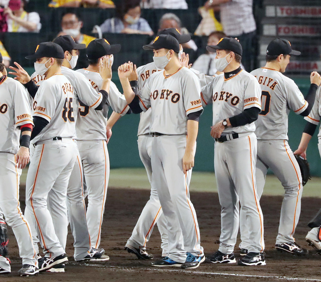 阪神対巨人　阪神に勝利しナインを迎える菅野と右は原監督（撮影・加藤哉）
