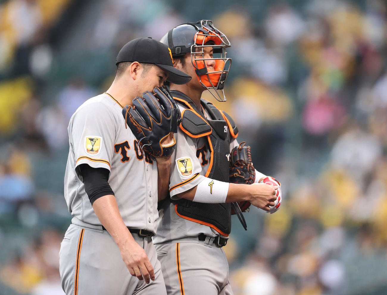 阪神対巨人　1回裏を終え、大城（右）と言葉を交わしながら引き揚げる菅野（撮影・河野匠）