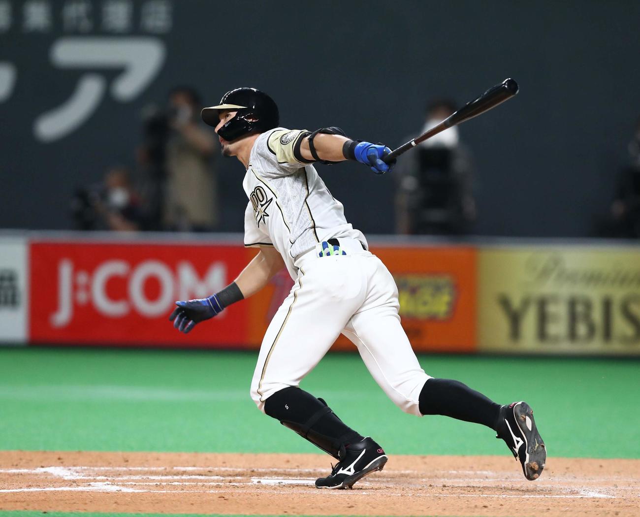 日本ハム対西武　6回裏日本ハム2死一、二塁、左越え3点本塁打を放つ大田（撮影・黒川智章）
