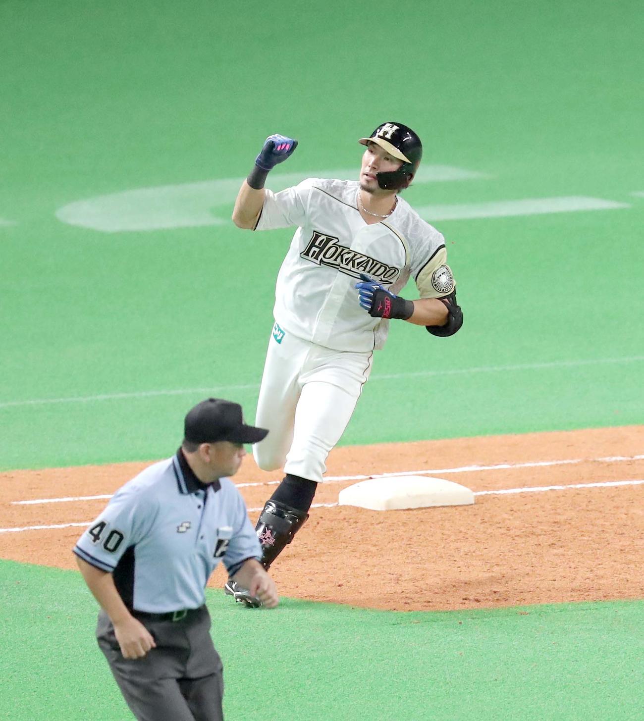 日本ハム対西武　6回裏日本ハム2死一、二塁、大田は左越え3点本塁打を放ちガッツポーズをする（撮影・佐藤翔太）