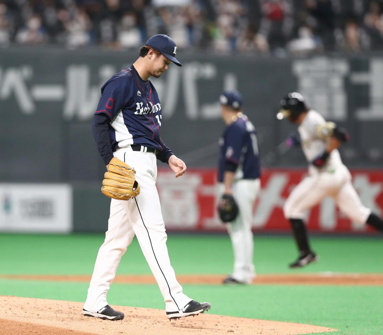 日本ハム対西武　3回裏日本ハム2死一塁、大田に左越え2点本塁打を浴びる高橋光（撮影・黒川智章）