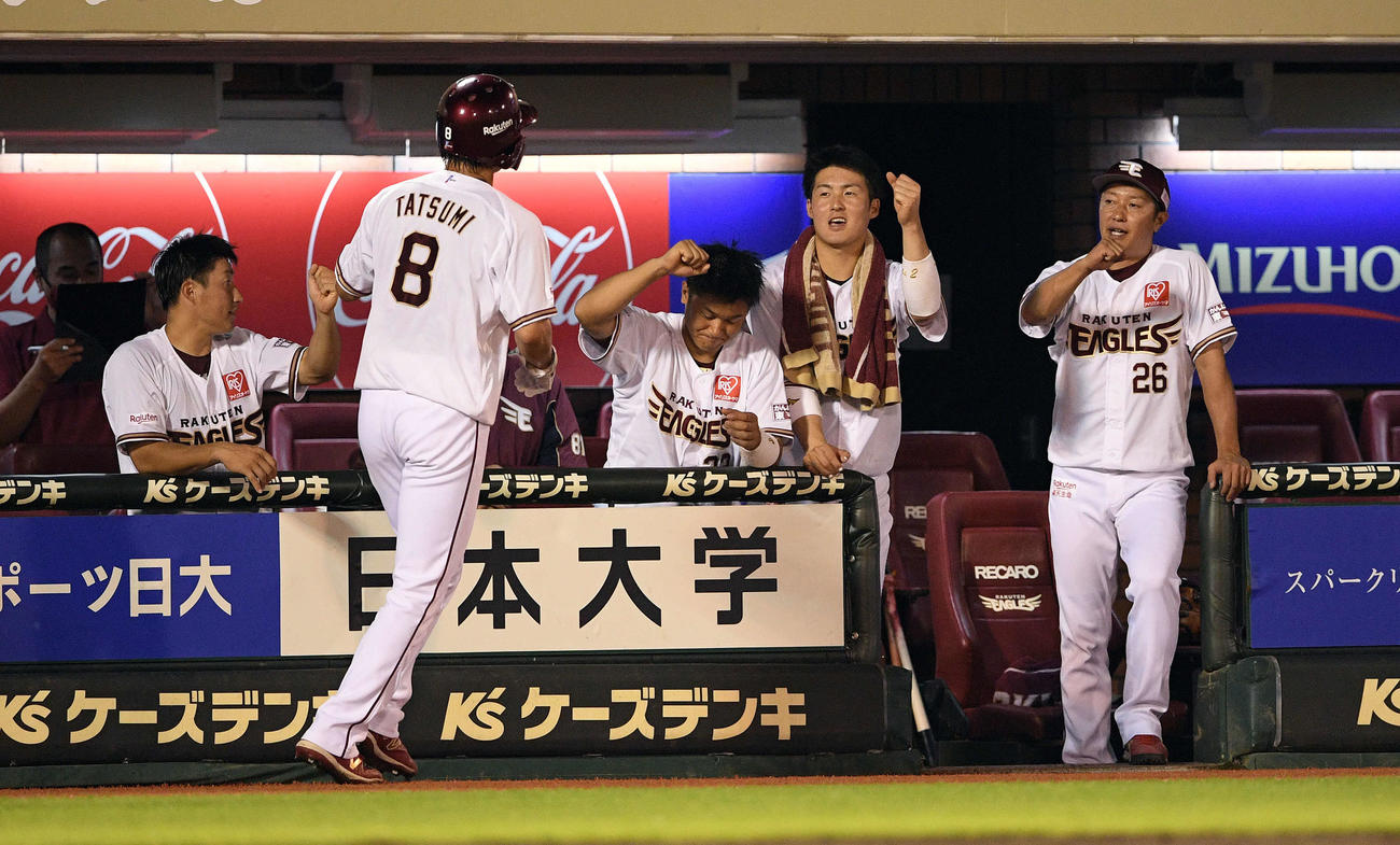 楽天対ソフトバンク　5回裏楽天1死一、二塁、ブラッシュの左前適時打から生還した二走辰己（手前）はナインとエアタッチを交わす（撮影・滝沢徹郎）