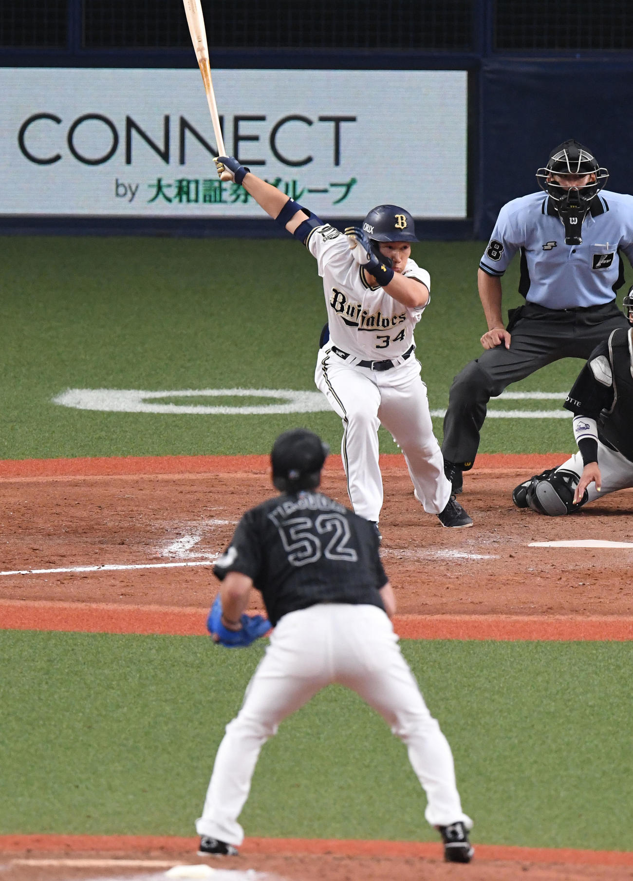オリックス対ロッテ　9回裏オリックス2死二塁、吉田正は三塁に同点二塁打を放つ（撮影・前岡正明）