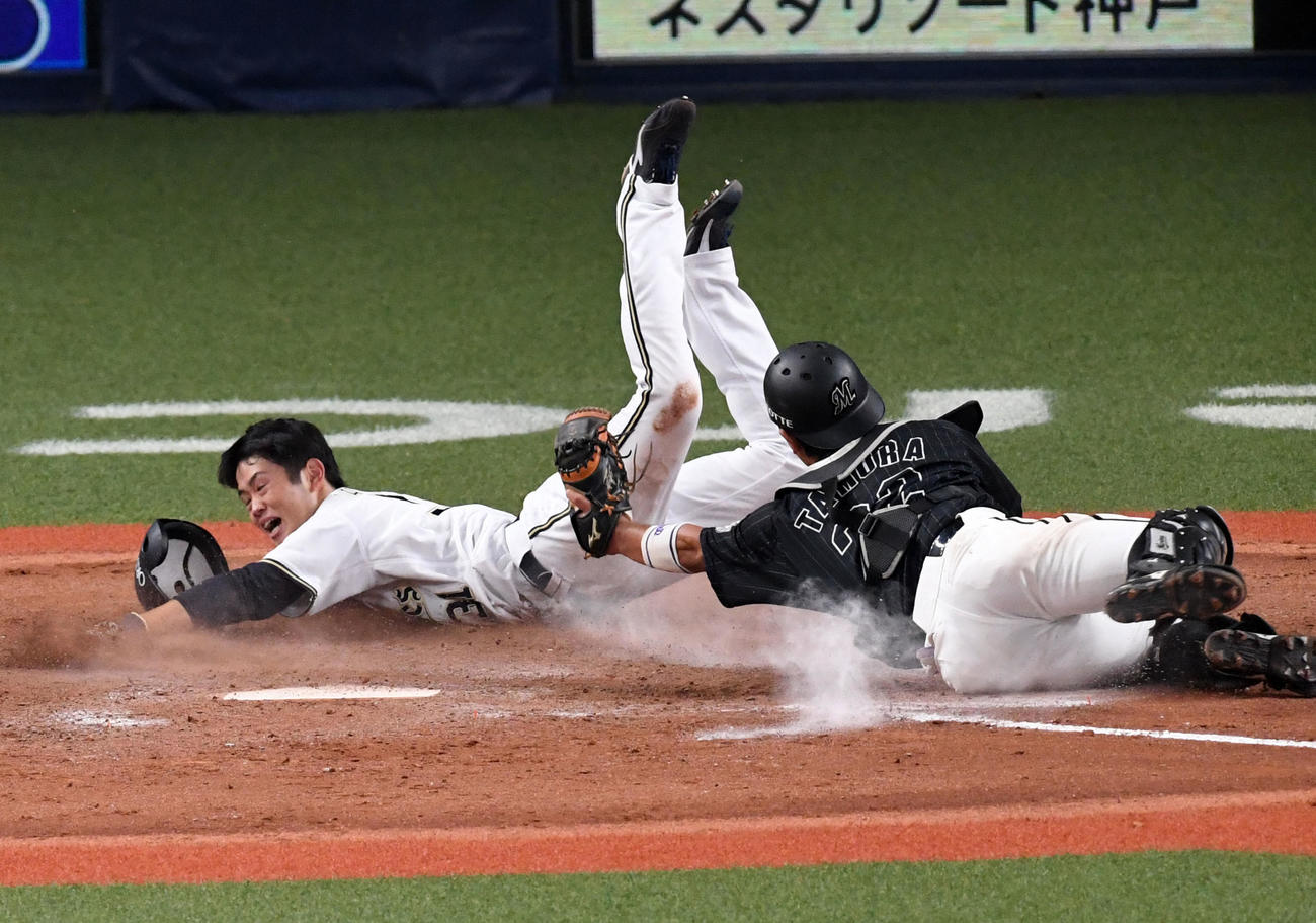 オリックス対ロッテ　9回裏オリックス2死二塁、ジョーンズの右前打で本塁を狙った代走の太田はタッチアウト（撮影・前岡正明）