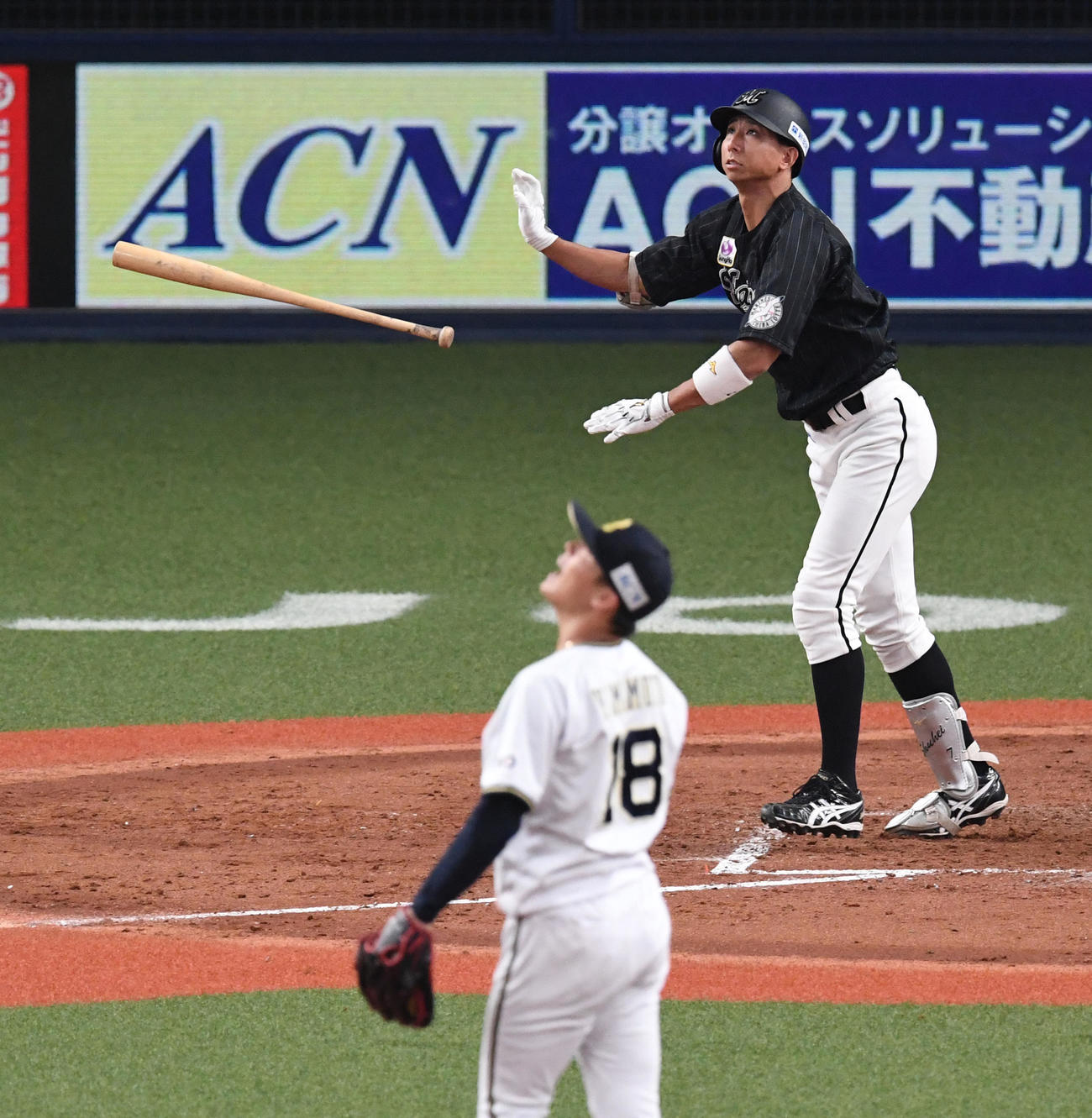 オリックス対ロッテ　4回表ロッテ2死、移籍初となる右越え本塁打を放つ福田秀（撮影・前岡正明）