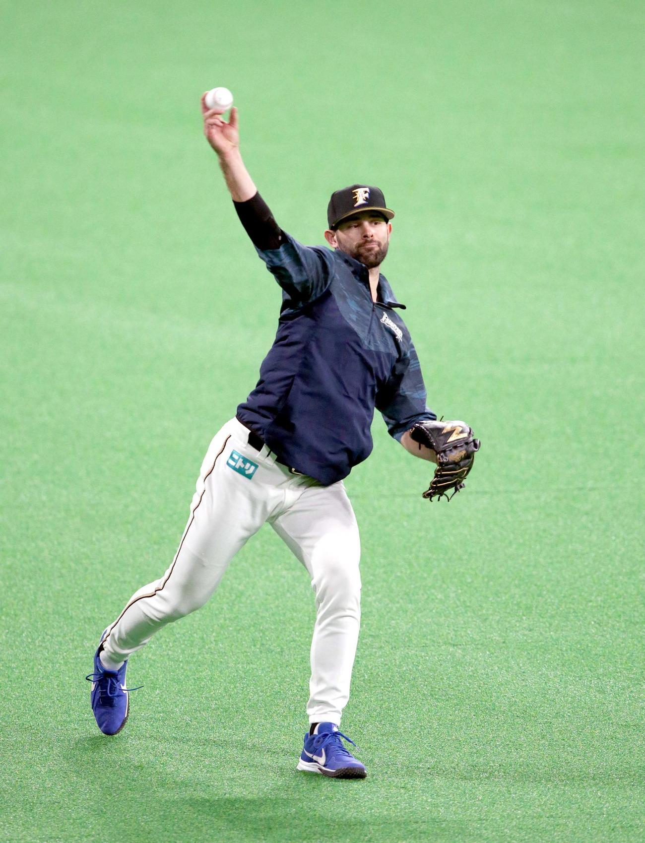 キャッチボールをする日本ハム・マルティネス（撮影・佐藤翔太）
