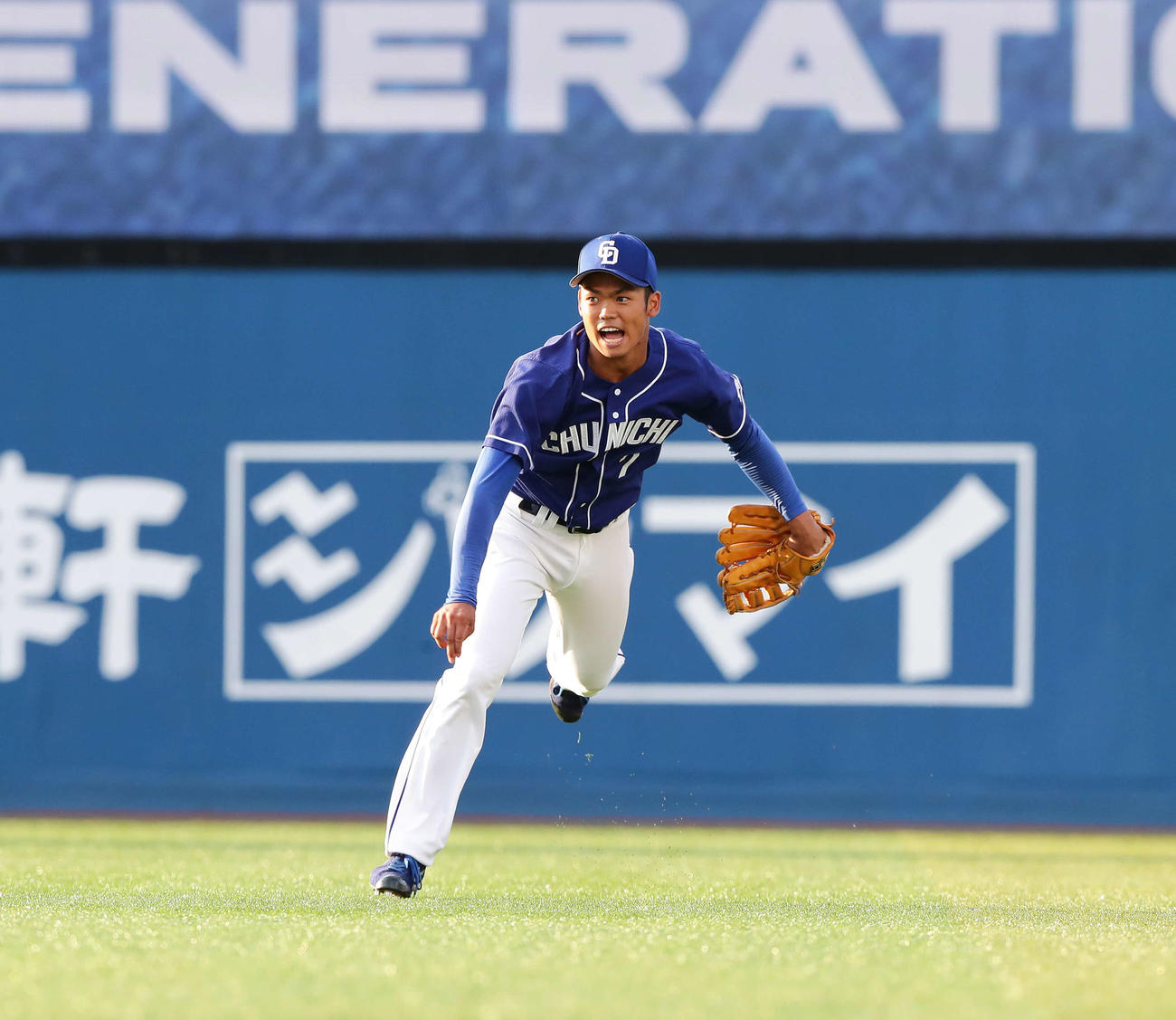 DeNA対中日　1番ライトで先発出場が決定。試合前ノックを受ける中日根尾（撮影・丹羽敏通）