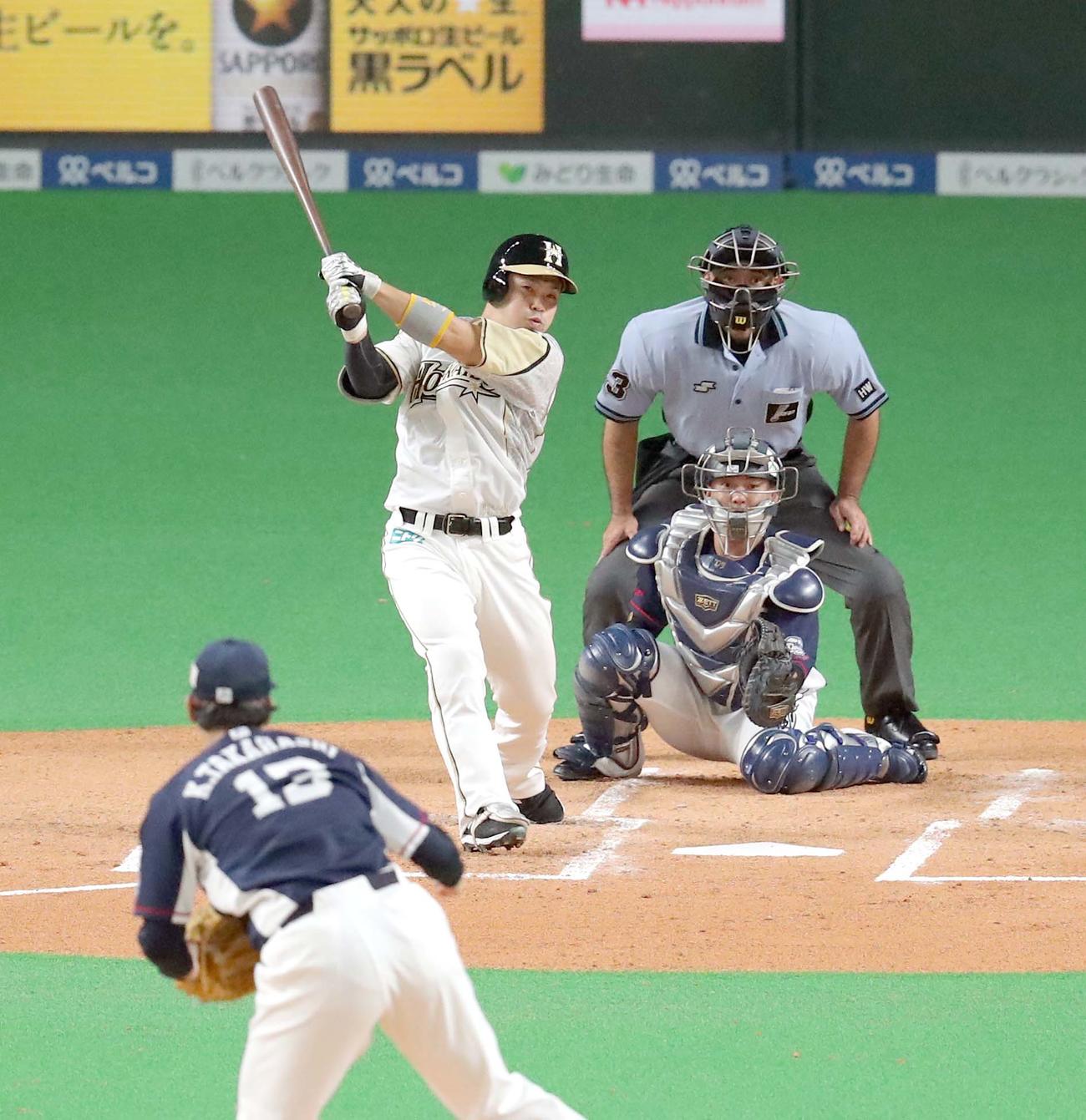日本ハム対西武　1回裏日本ハム1死二塁、近藤は先制となる適時二塁打を放つ。投手は西武高橋光（撮影・佐藤翔太）