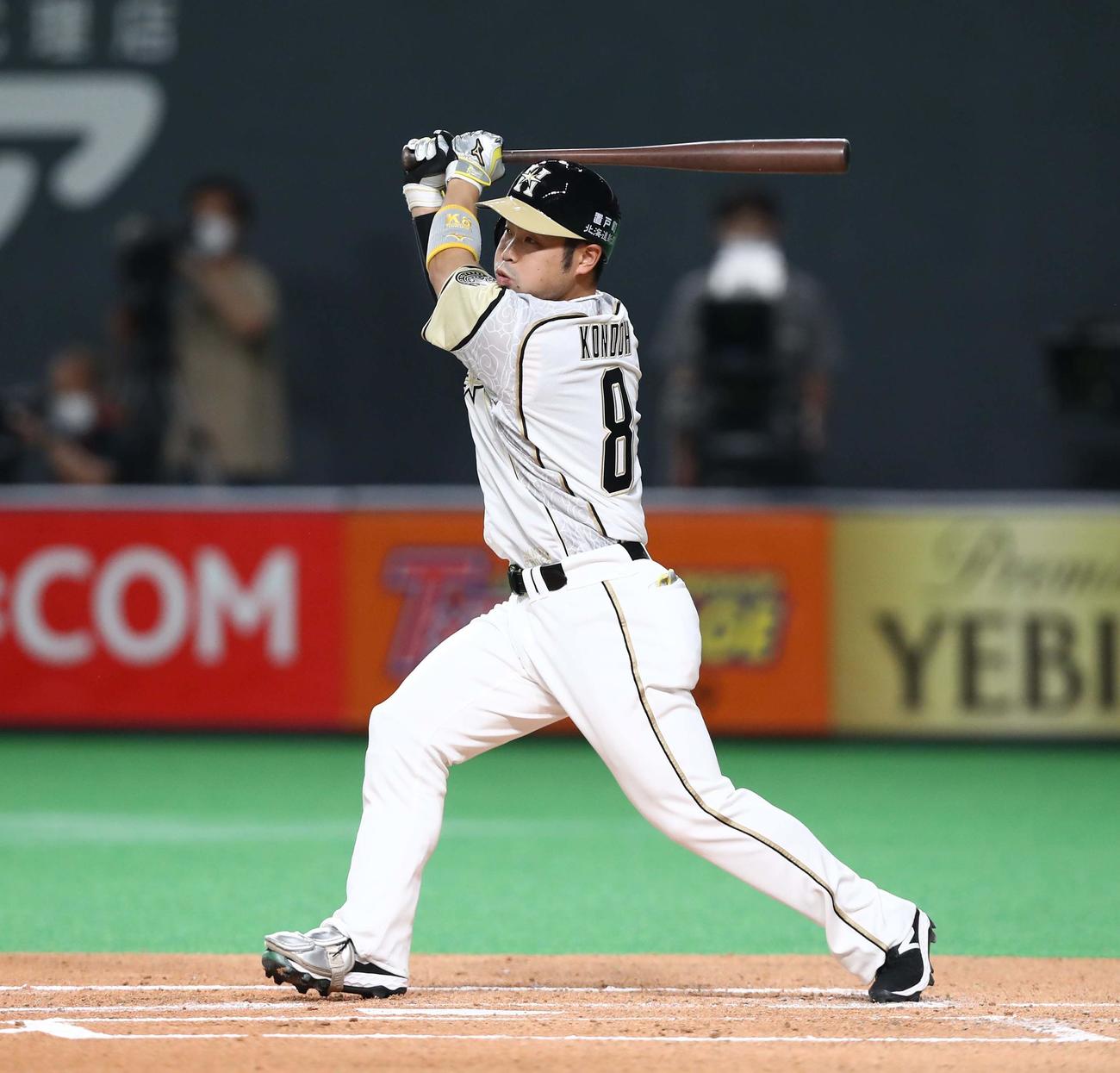 日本ハム対西武　1回裏日本ハム1死二塁、左越え適時二塁打を放つ近藤（撮影・黒川智章）