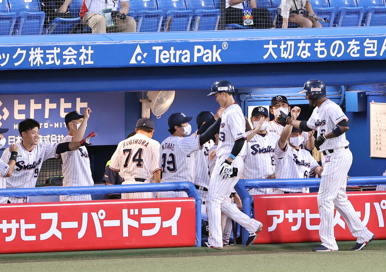 2回裏ヤクルト1死二、三塁、西田の先制2点適時二塁打で生還した宮本（中央）らはナインとエアハイタッチ（撮影・浅見桂子）
