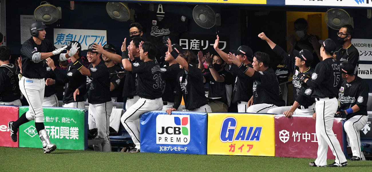 オリックス対ロッテ　4回表ロッテ2死、右越え本塁打を放った福田秀を祝福するロッテナイン（撮影・前岡正明）