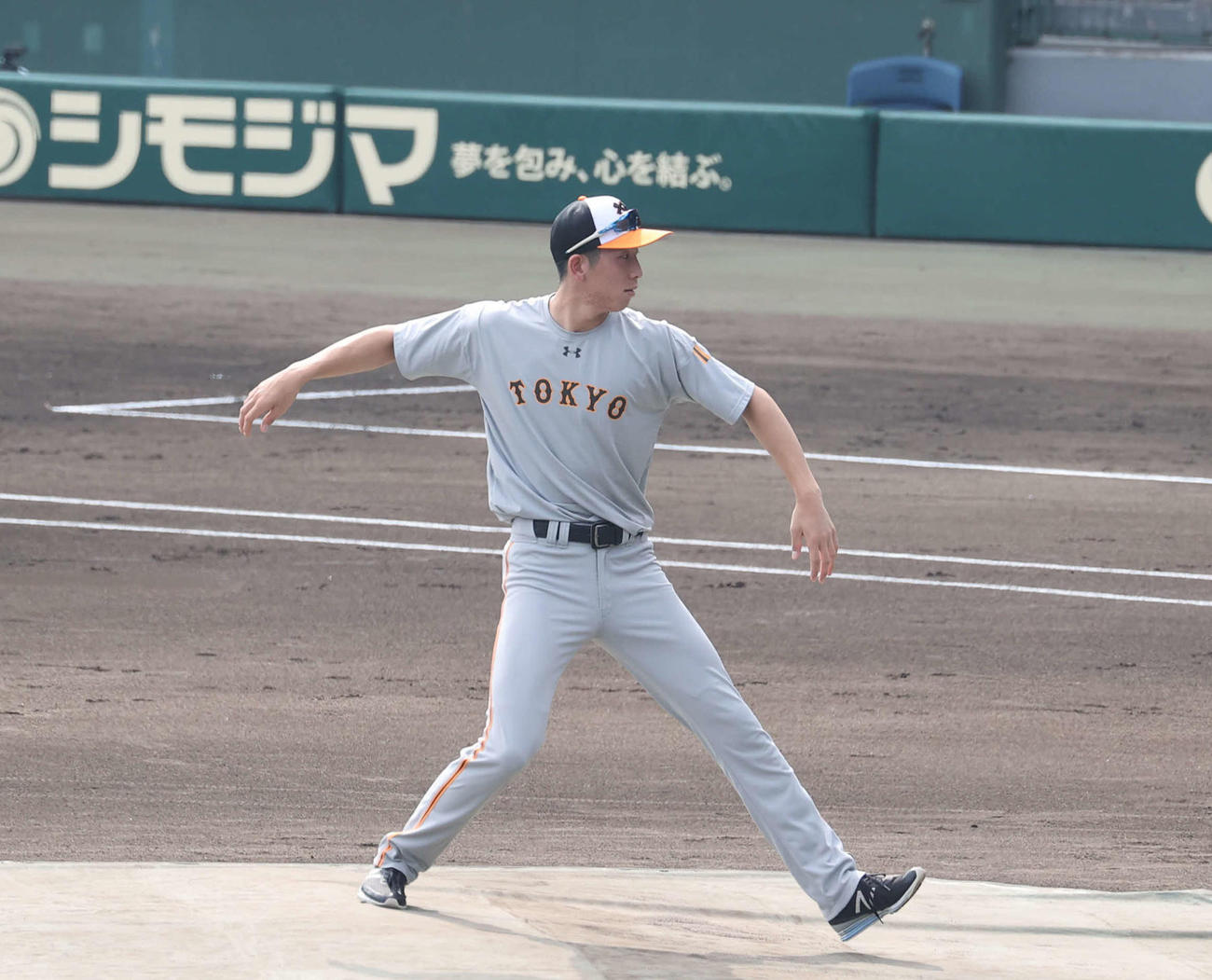 阪神対巨人　試合前練習で、マウンドを確認する巨人戸郷（撮影・河野匠）