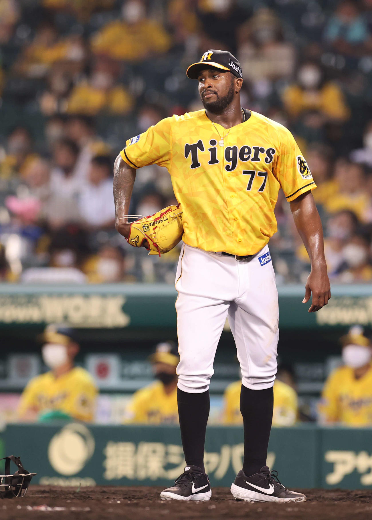 阪神対巨人　5回表巨人2死一、二塁、丸に適時打を浴び、険しい表情を見せるガルシア（撮影・河野匠）