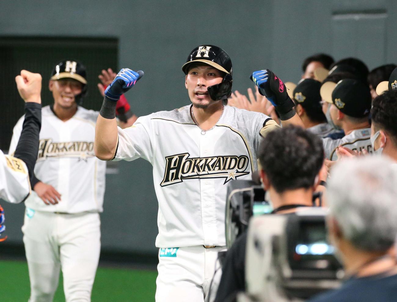 日本ハム対西武　3回裏日本ハム2死一塁、左越え2点本塁打を放ちナインに出迎えられる大田（撮影・黒川智章）