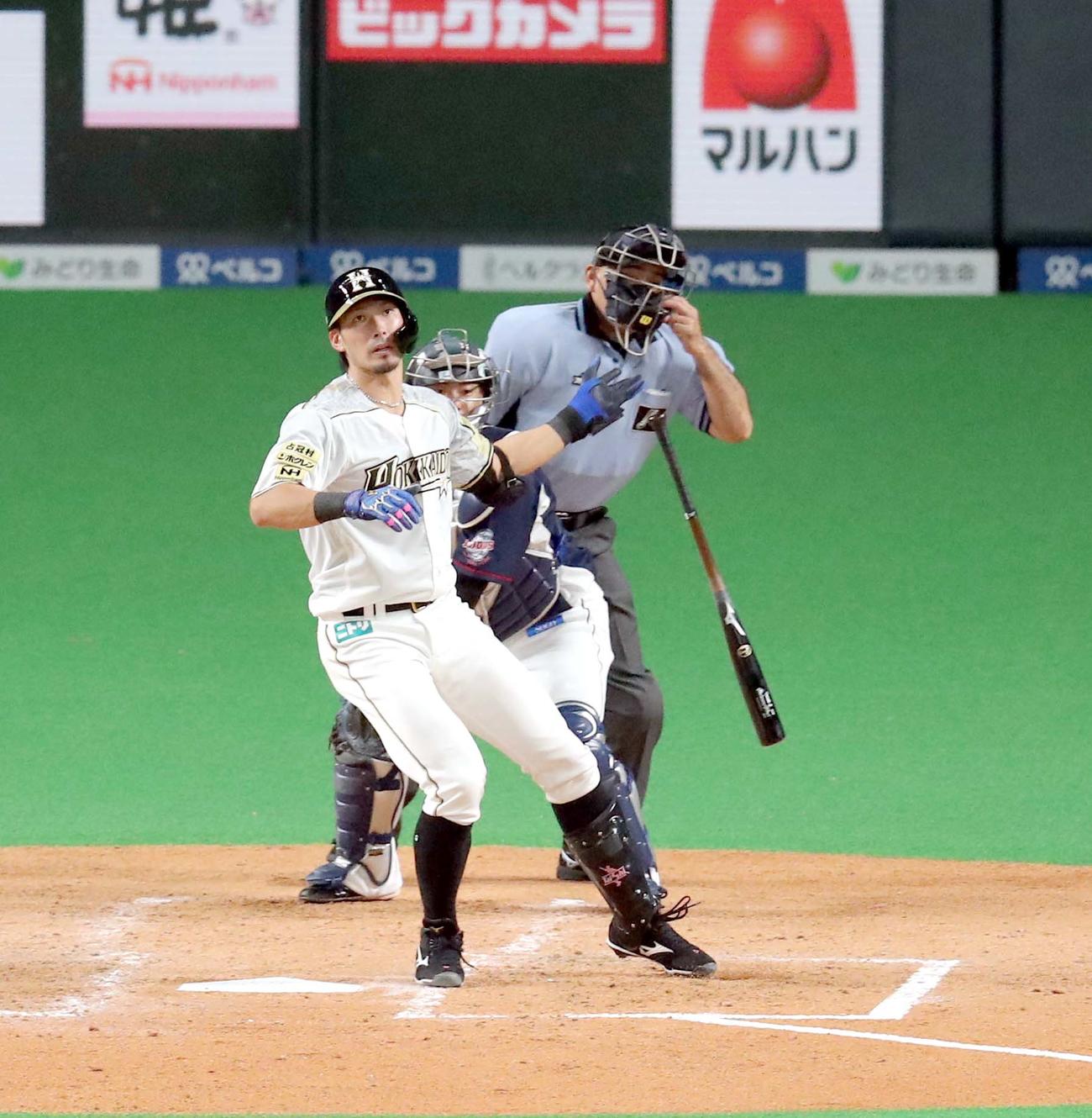 日本ハム対西武　3回裏日本ハム2死一塁、勝ち越しとなる左越え2点本塁打を放ちバットを放る大田（撮影・佐藤翔太）