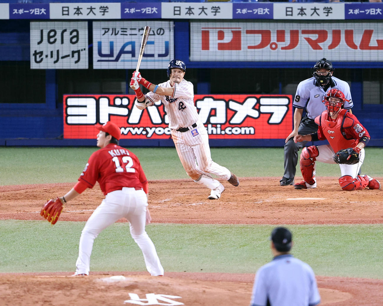 ヤクルト対広島　4回裏ヤクルト1死三塁、坂口は中前適時打を放つ。投手九里（撮影・浅見桂子）