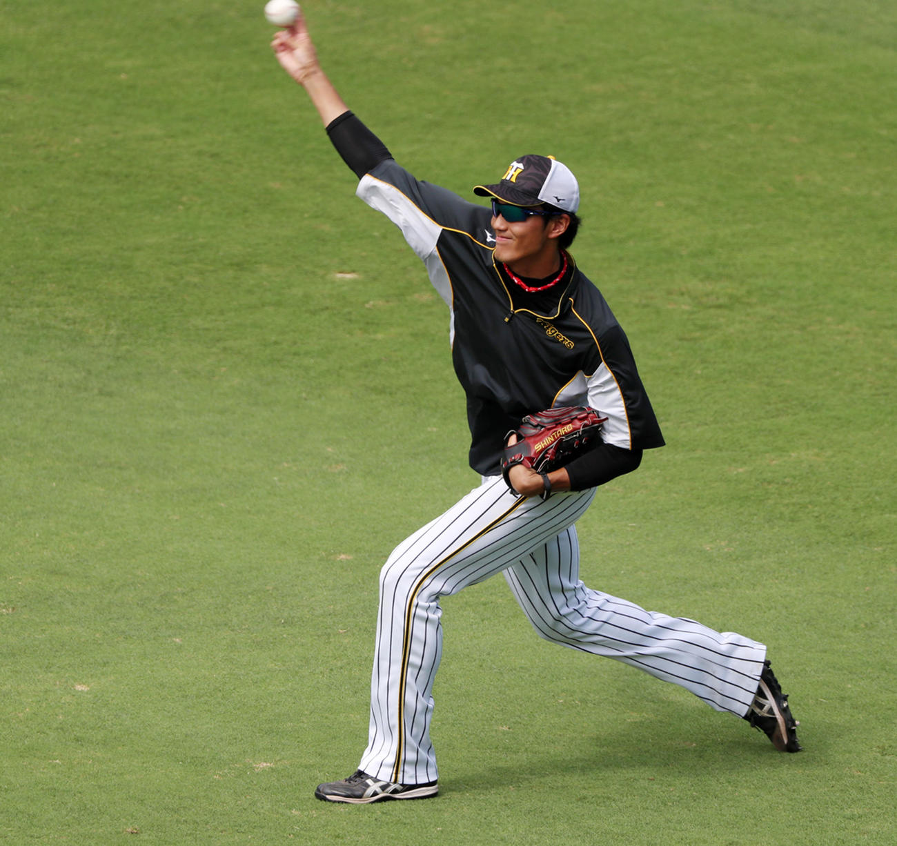 阪神対巨人　試合前練習でキャッチボールする藤浪（撮影・加藤哉）