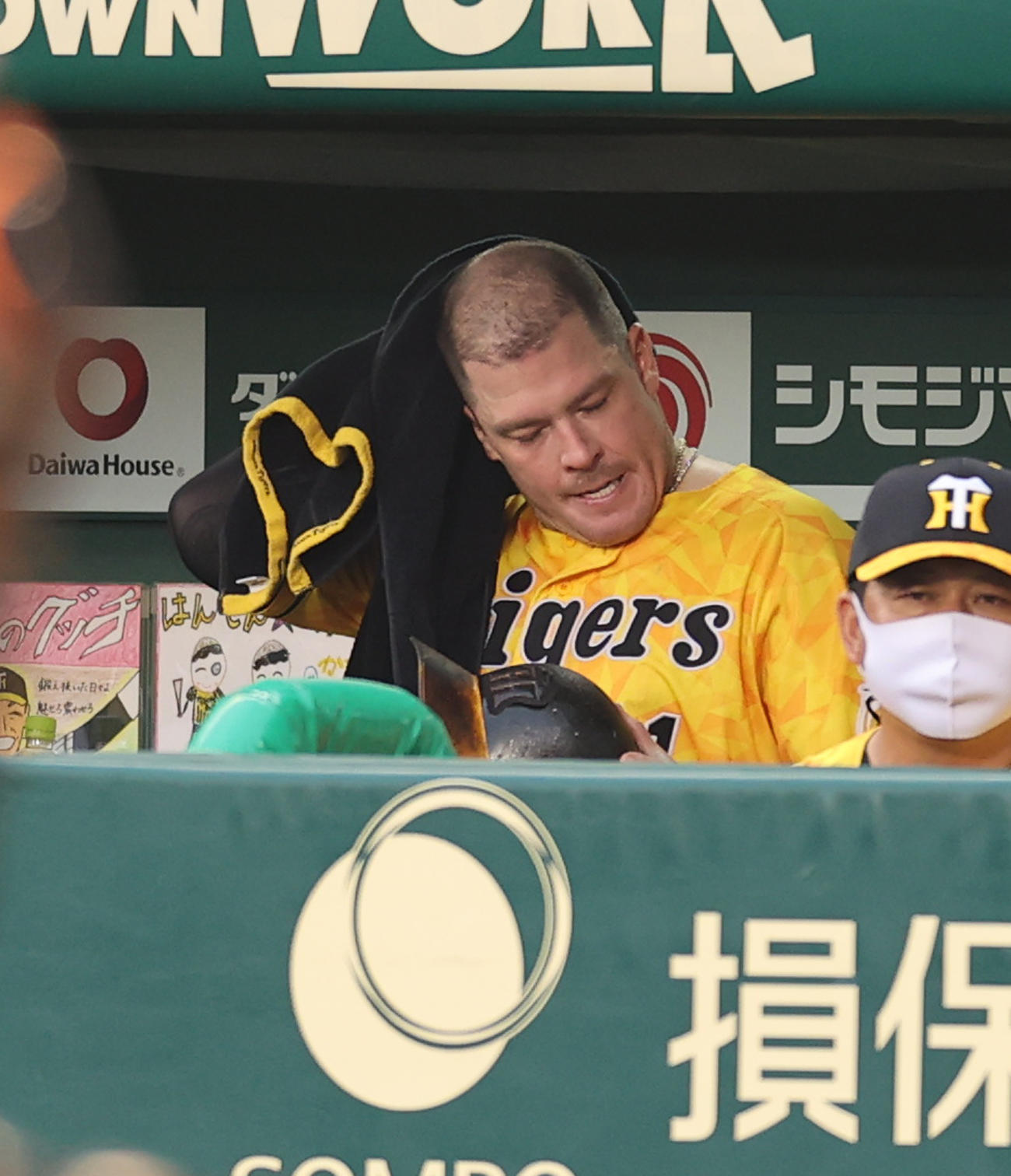 阪神対巨人　2回裏阪神1死一塁、飛び出した一塁走者のボーアはアウトとなりベンチで汗をぬぐう（撮影・河野匠）
