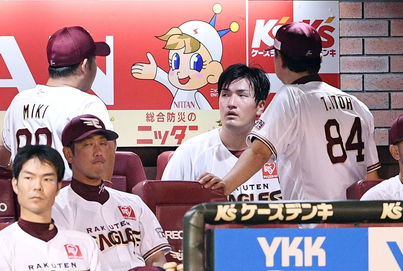 楽天対ソフトバンク　5回を投げ終えた楽天弓削（奥中央）はベンチで三木監督（奥左）と話す（撮影・滝沢徹郎）