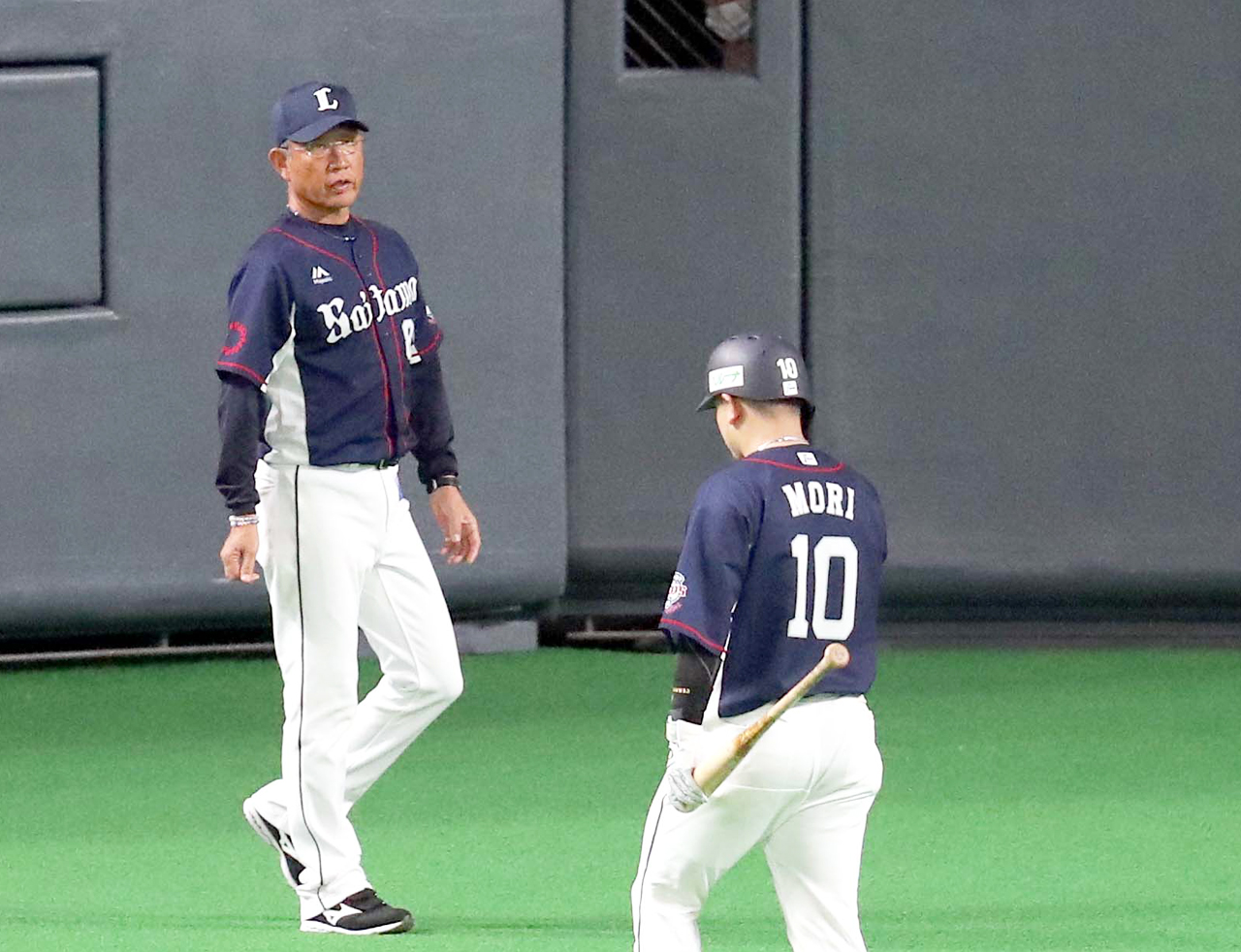 見逃し三振に終わりベンチに戻る西武森（右）。左は選手交代を告げる辻監督（撮影・佐藤翔太）