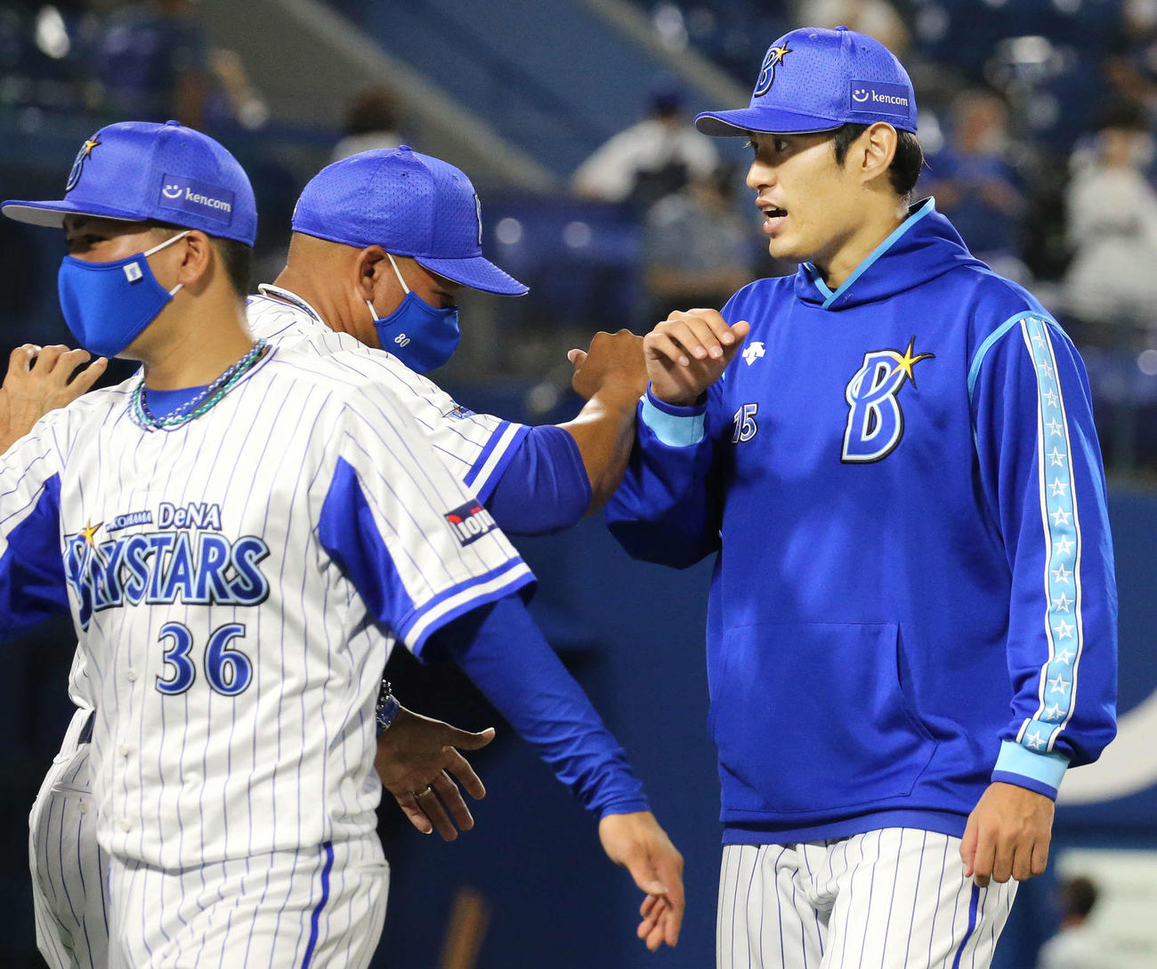 DeNA対中日　3勝目を挙げてラミレス監督（中央）とエルボータッチする井納（撮影・丹羽敏通）