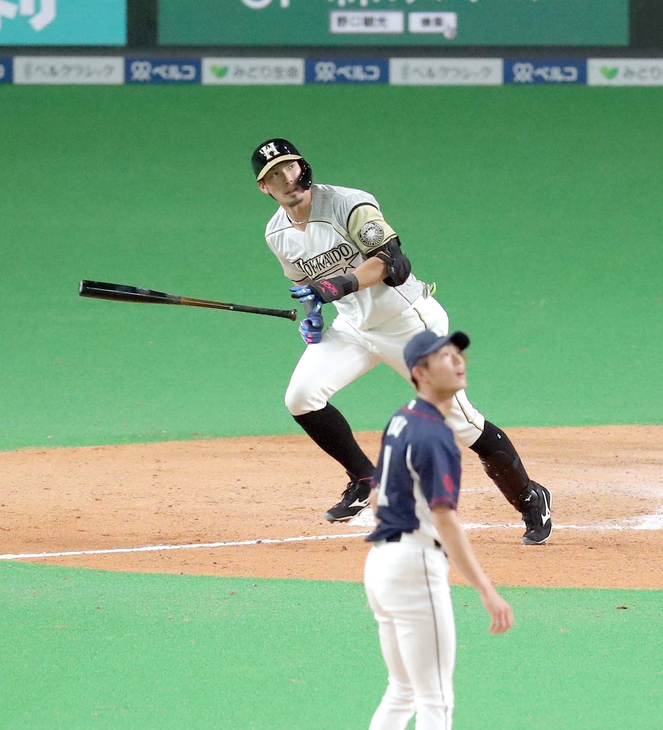 日本ハム対西武　6回裏日本ハム2死一、二塁、大田は左越え3点本塁打を放つ（撮影・佐藤翔太）