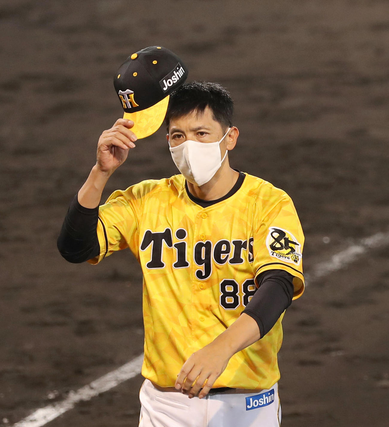 巨人に敗れた矢野監督（左端）は厳しい表情で引き揚げる（撮影・前田充）