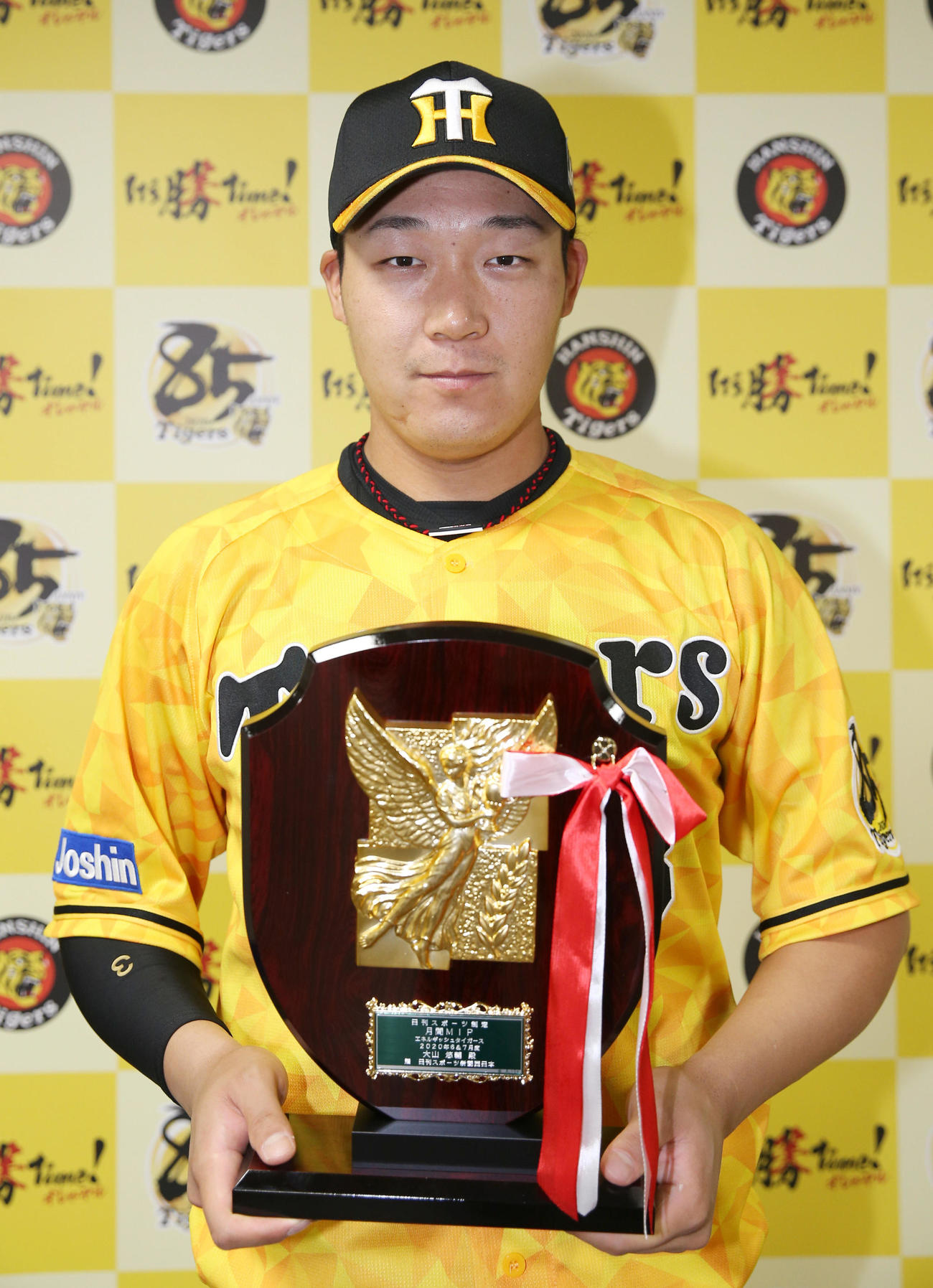 阪神対巨人　日刊スポーツ制定の月刊MIP「エネルギッシュタイガース」を受賞した阪神大山（撮影・前田充）