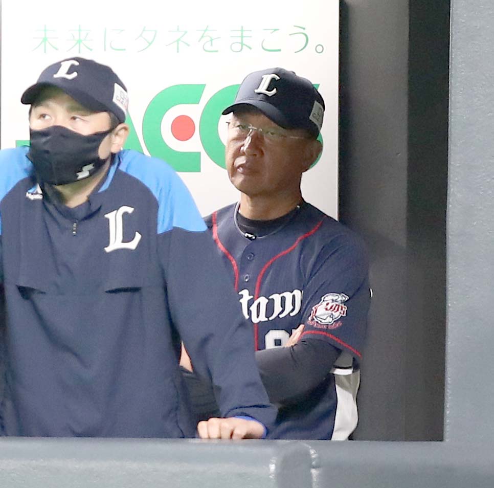 日本ハム対西武　ベンチで渋い表情の辻監督（右）（撮影・黒川智章）