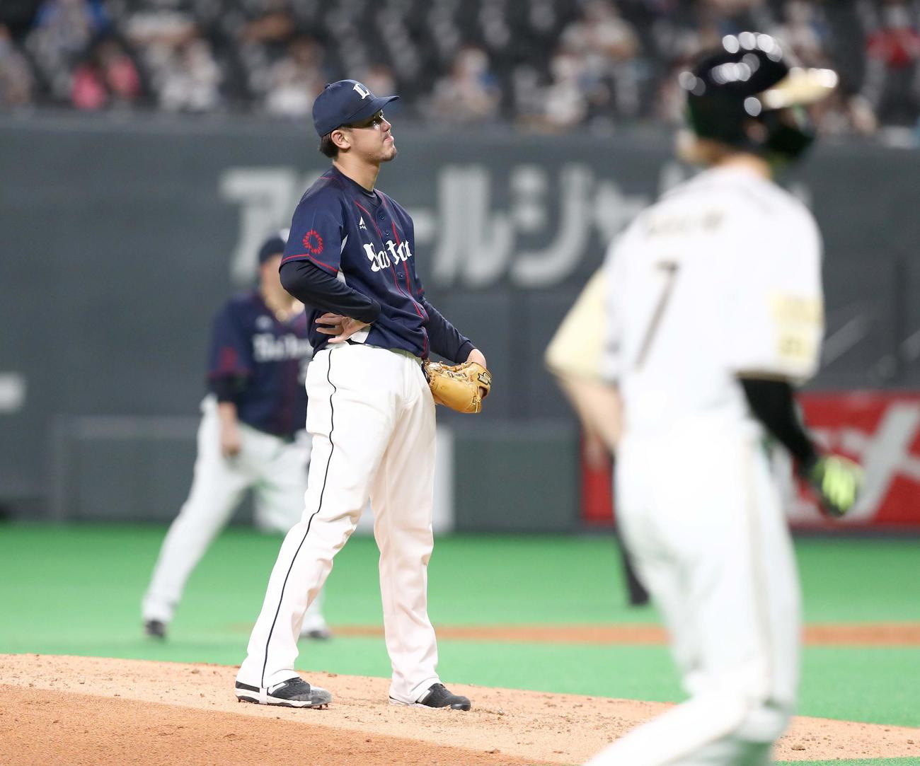 日本ハム対西武　5回裏日本ハム1死満塁、大田に押し出し四球を与える高橋光。右は生還する西川（撮影・黒川智章）