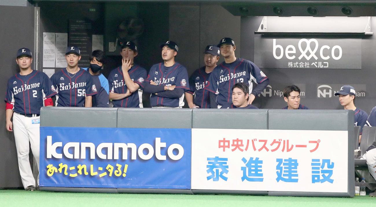 日本ハム対西武　ベンチで渋い表情の西武ナイン（撮影・黒川智章）