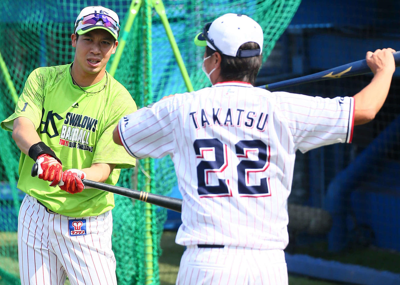 練習中、ヤクルト山田哲（左）は高津監督の話に耳を傾ける（撮影・足立雅史）