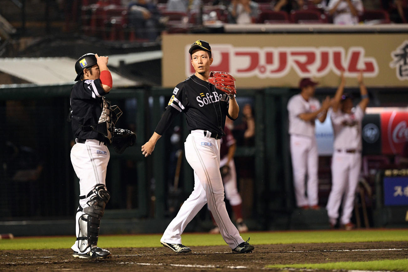 楽天対ソフトバンク　5回裏楽天1死一、二塁、ブラッシュに適時打を浴びた千賀（手前右）（撮影・滝沢徹郎）