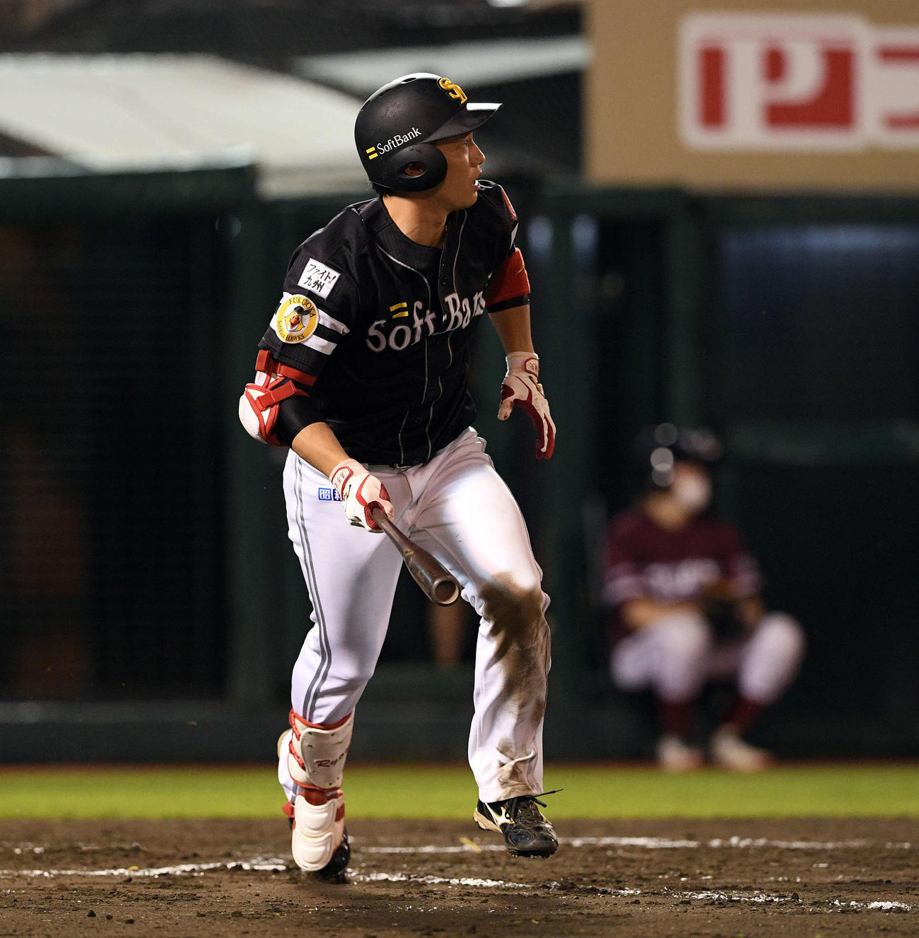 楽天対ソフトバンク　7回表ソフトバンク無死一、三塁、栗原は左犠飛を放つ（撮影・滝沢徹郎）