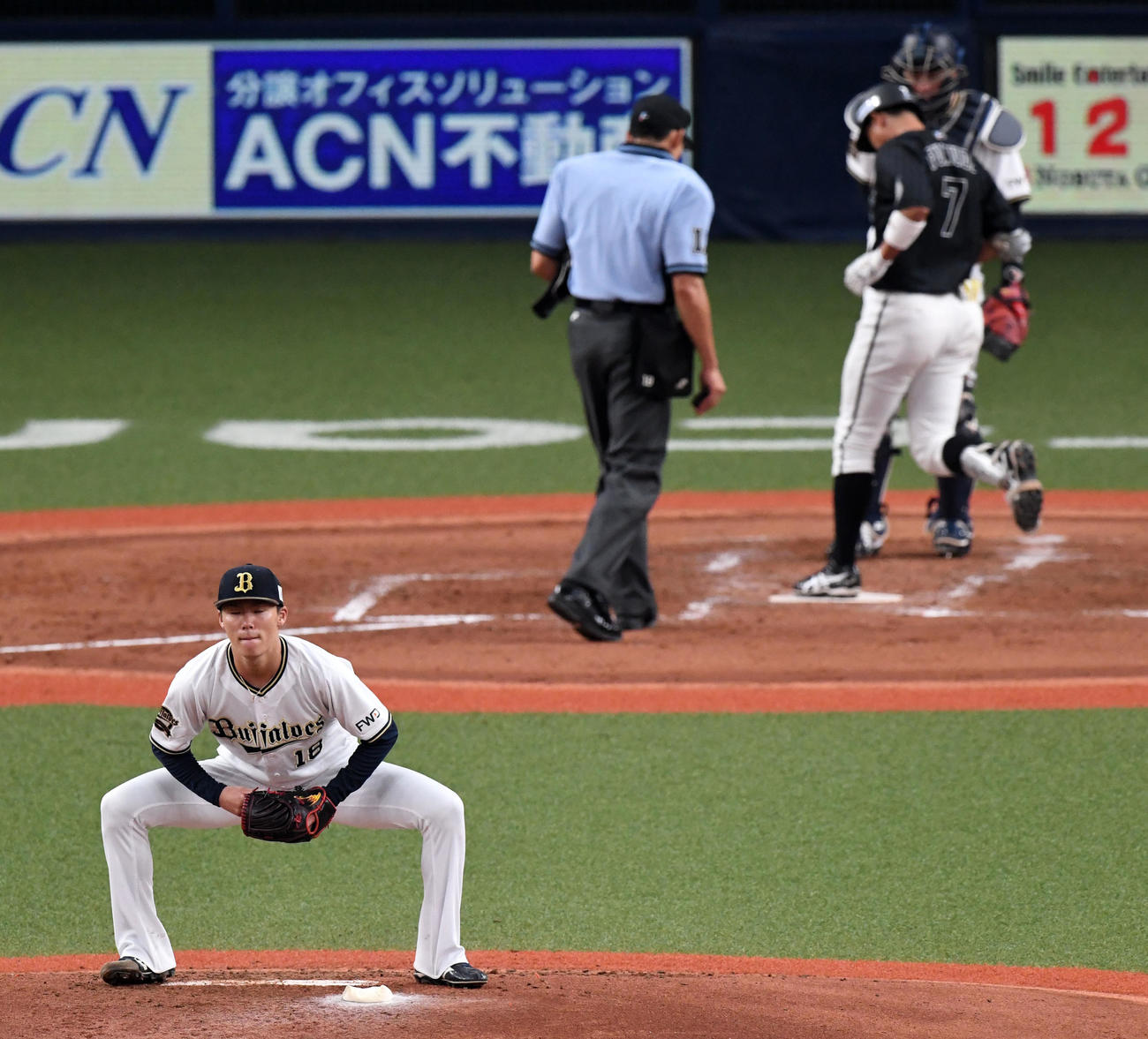 オリックス対ロッテ7回戦　4回表ロッテ2死、福田秀平に右越え本塁打を打たれがっくりする山本由伸（撮影・前岡正明）