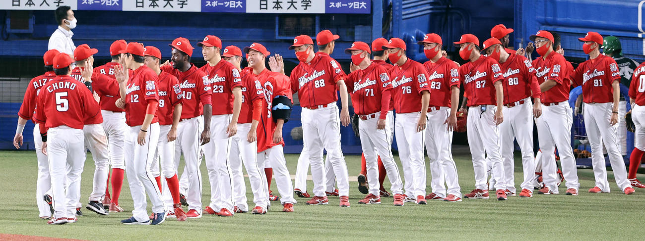 ヤクルト対広島　6－3で勝利し、ナインとハイタッチする広島佐々岡監督（中央）（撮影・浅見桂子）