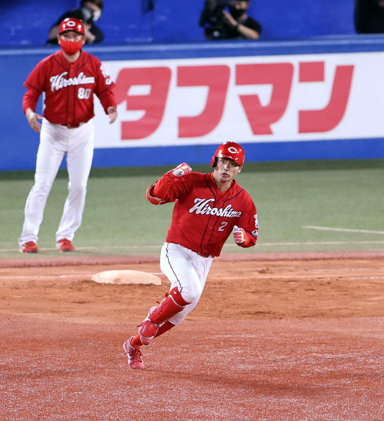 ヤクルト対広島　8回表広島1死一、二塁、田中広は勝ち越し3点本塁打を放ち、ガッツポーズ（撮影・浅見桂子）
