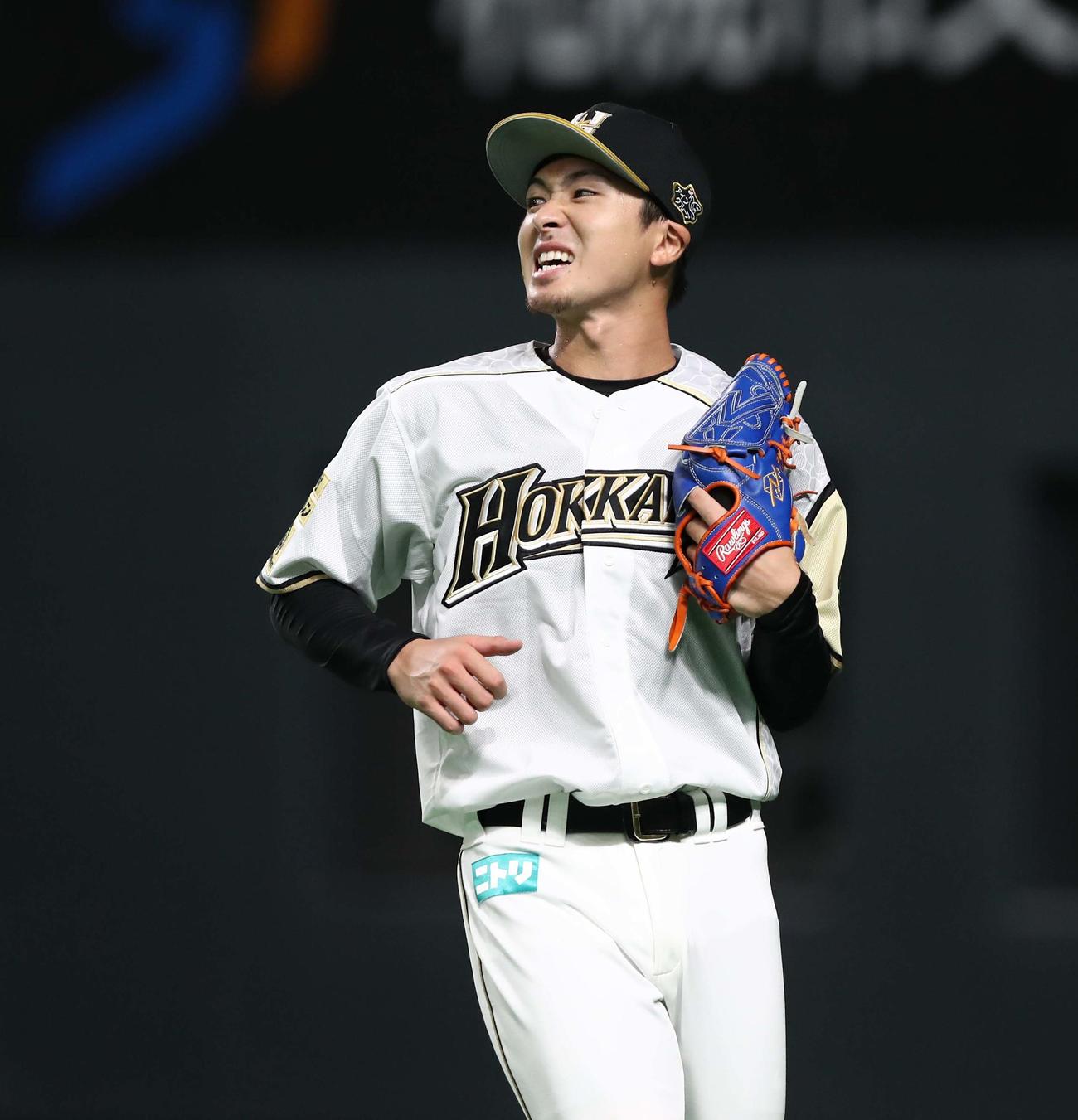 日本ハム対西武　6回表西武2死満塁、中村に右前2点適時打を浴び顔をしかめる上沢（撮影・黒川智章）