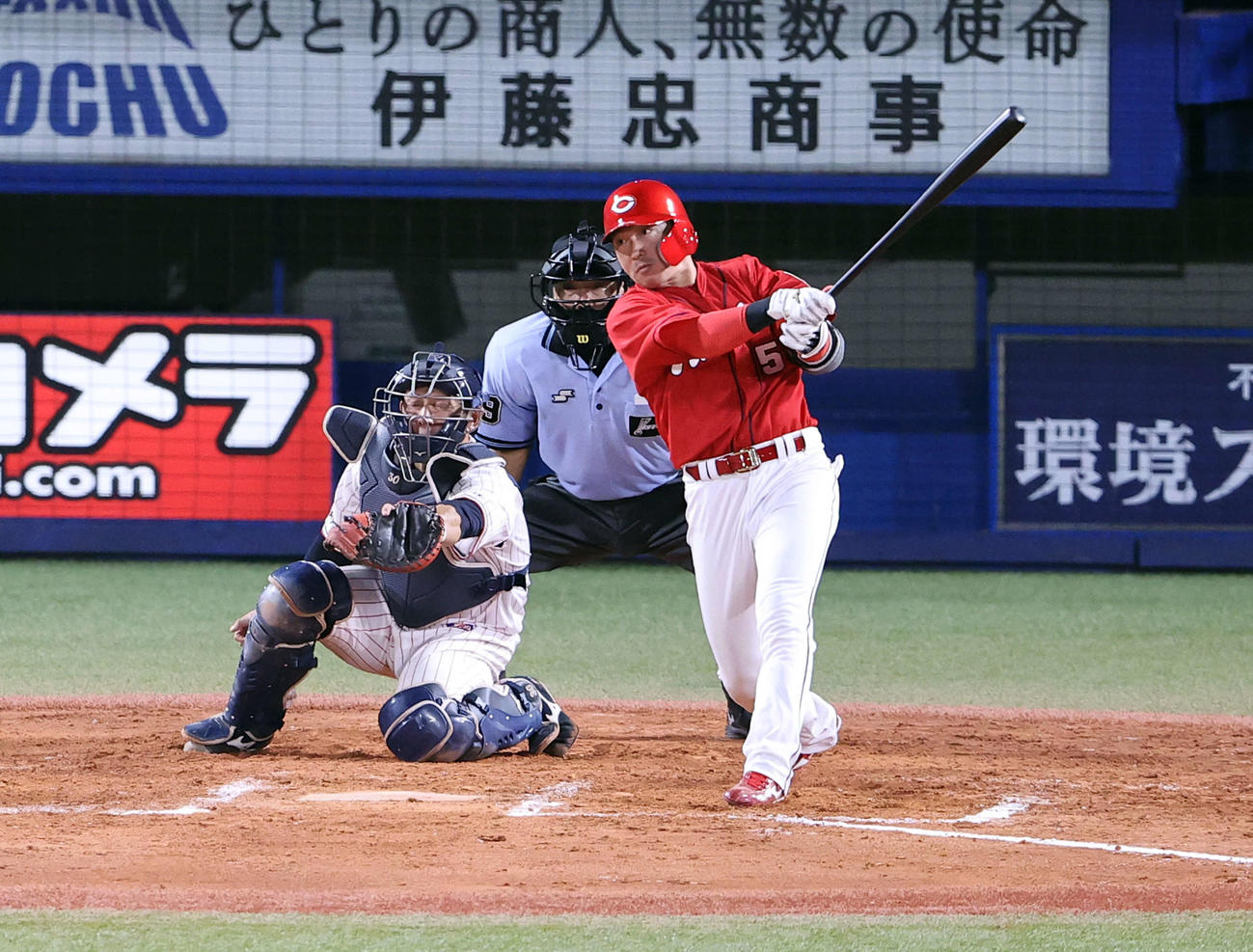 ヤクルト対広島　7回表広島2死一、二塁、右越え3点本塁打を放つ長野（撮影・浅見桂子）