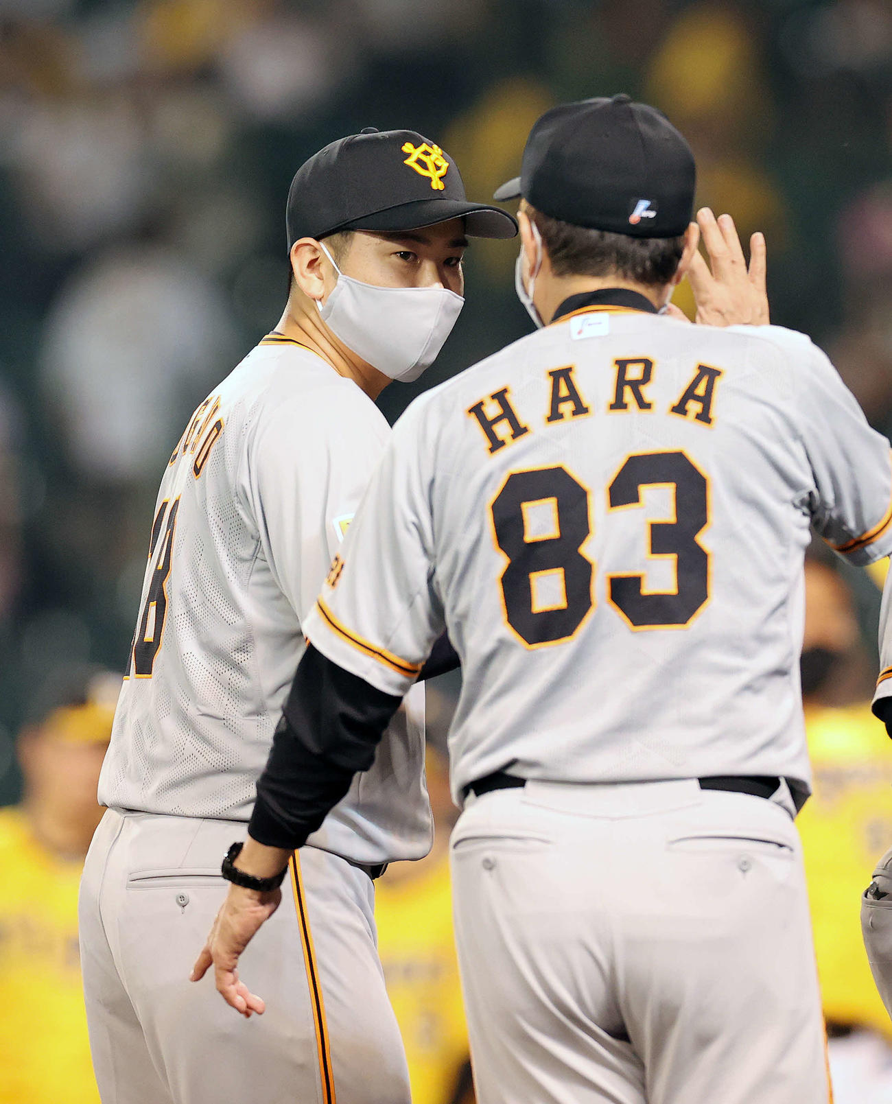 阪神対巨人　阪神を下し、勝利投手となった菅野（左）は原監督に迎えられる（撮影・河野匠）