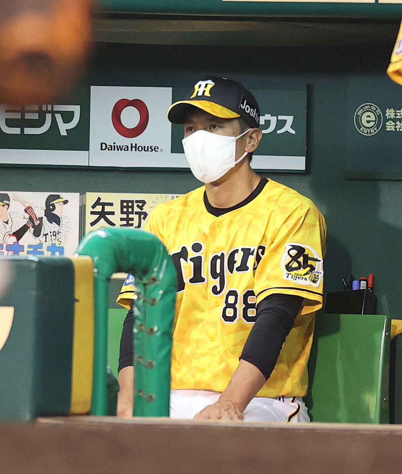 阪神対巨人　9回裏、ベンチから戦況を見つめる矢野監督（撮影・河野匠）