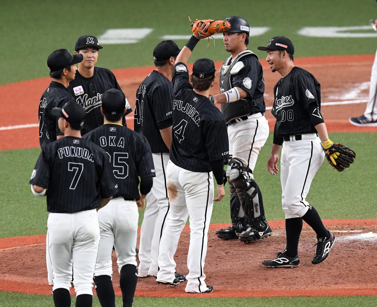 オリックス対ロッテ　オリックスと引き分け、マウンドに集まるロッテナイン（撮影・前岡正明）