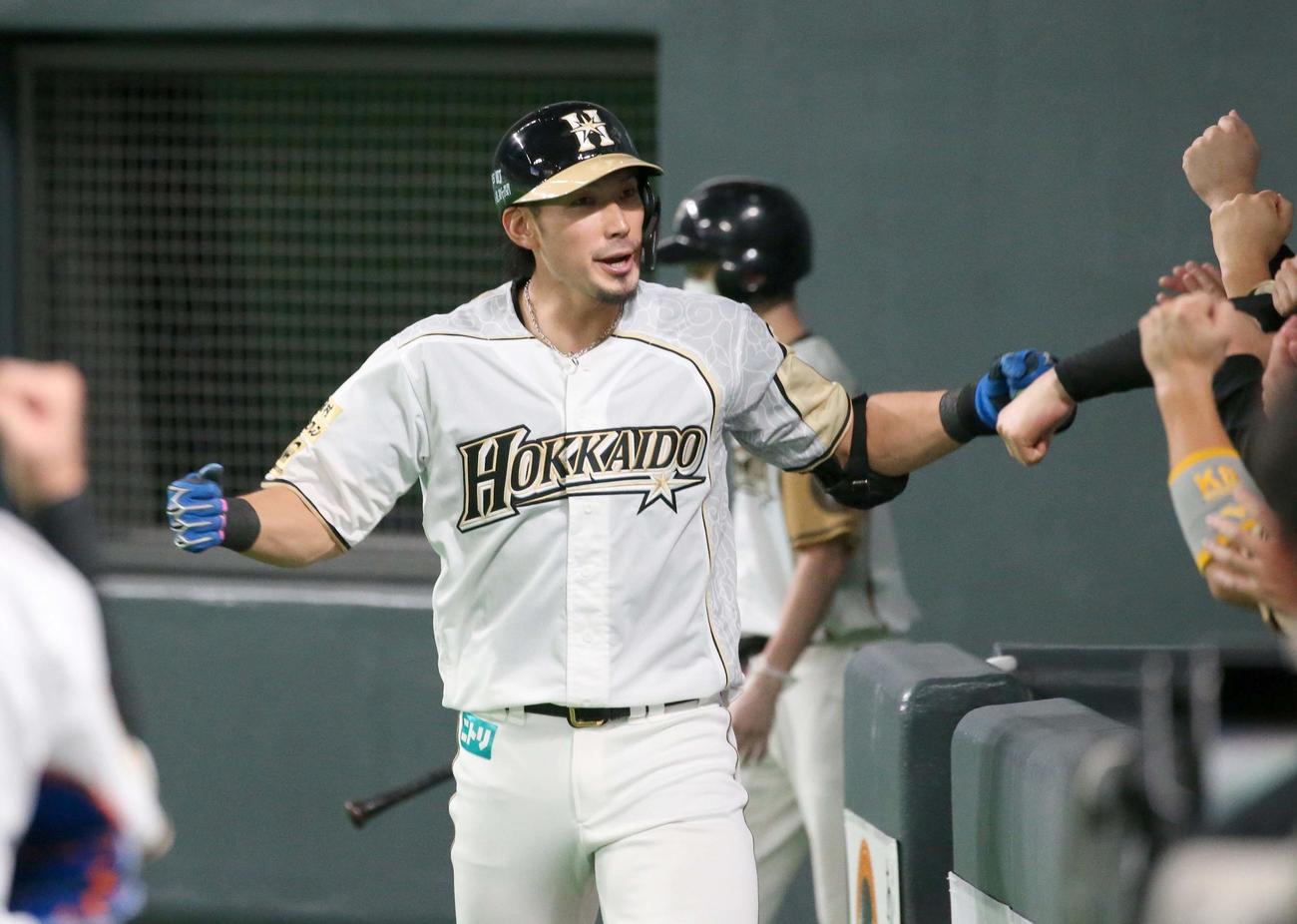 日本ハム対西武　3回裏日本ハム2死一塁、左越え2点本塁打を放ちナインに出迎えられる大田（撮影・黒川智章）