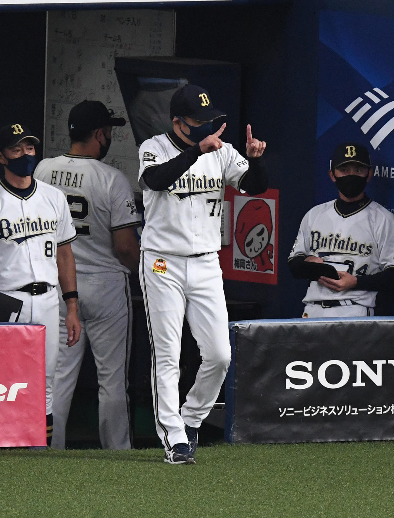 オリックス対ロッテ　9回裏、太田の本塁アウトの判定にリクエストする西村監督だが受け入れられず（撮影・前岡正明）
