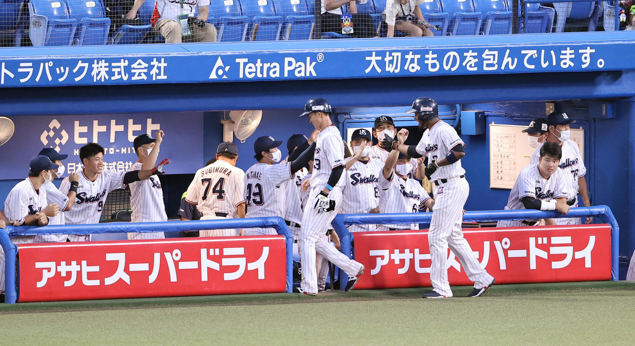 ヤクルト対広島　2回裏ヤクルト1死二、三塁、西田の先制2点適時二塁打で生還した宮本（中央）らはナインとエアハイタッチ（撮影・浅見桂子）